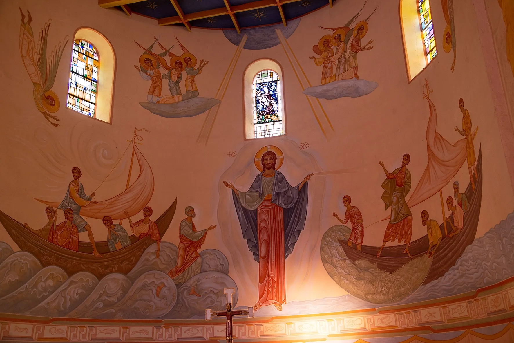 Fresques et Vitraux de l'Eglise Saint-Louis au cœur du village Le Lavandou