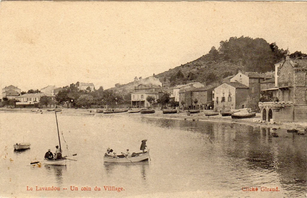 LE LAVANDOU vers 1905 -Un coin du Village 