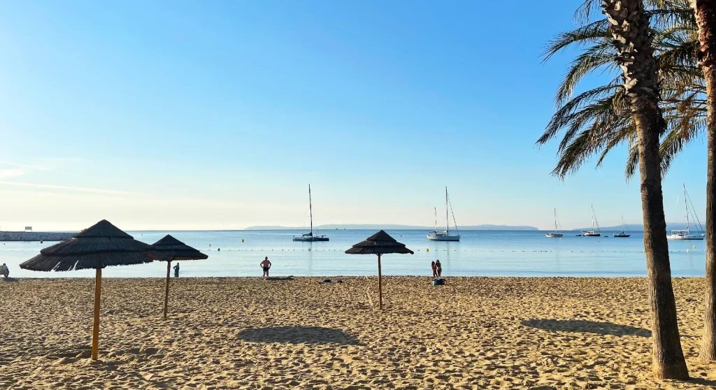 Het strand in het stadscentrum van Lavandou