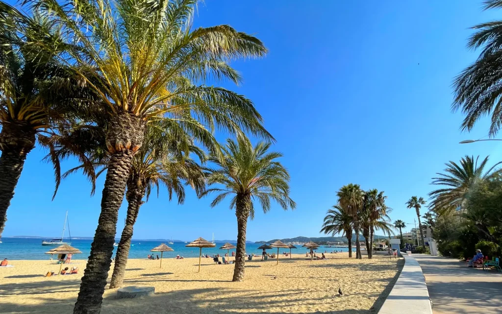 Strand im Stadtzentrum von Le Lavandou