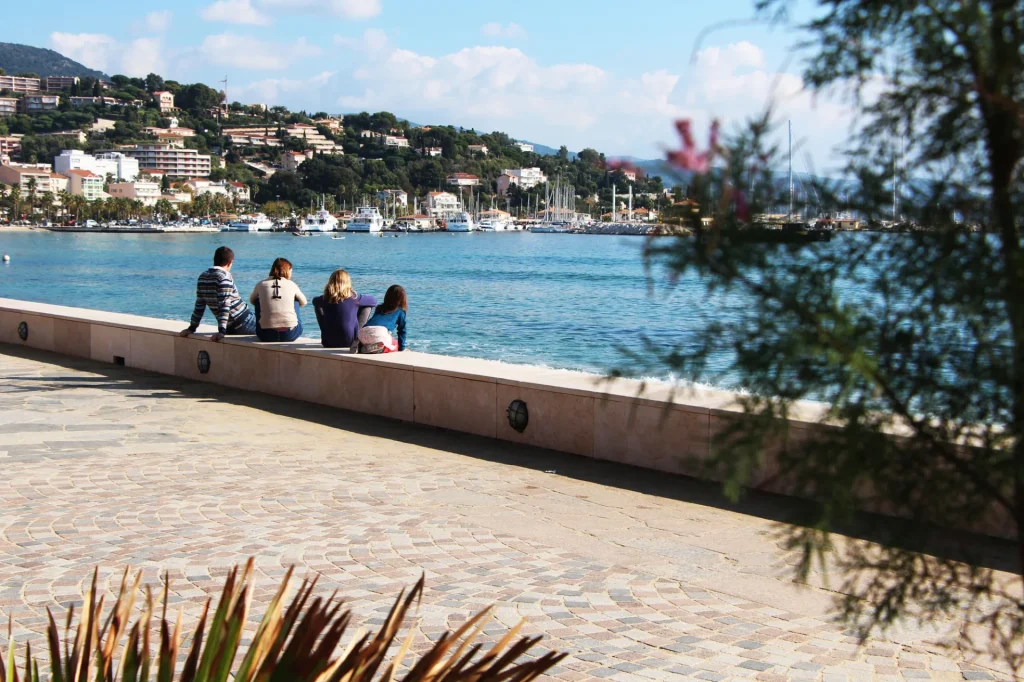 Stadtzentrum von Le Lavandou am Strand