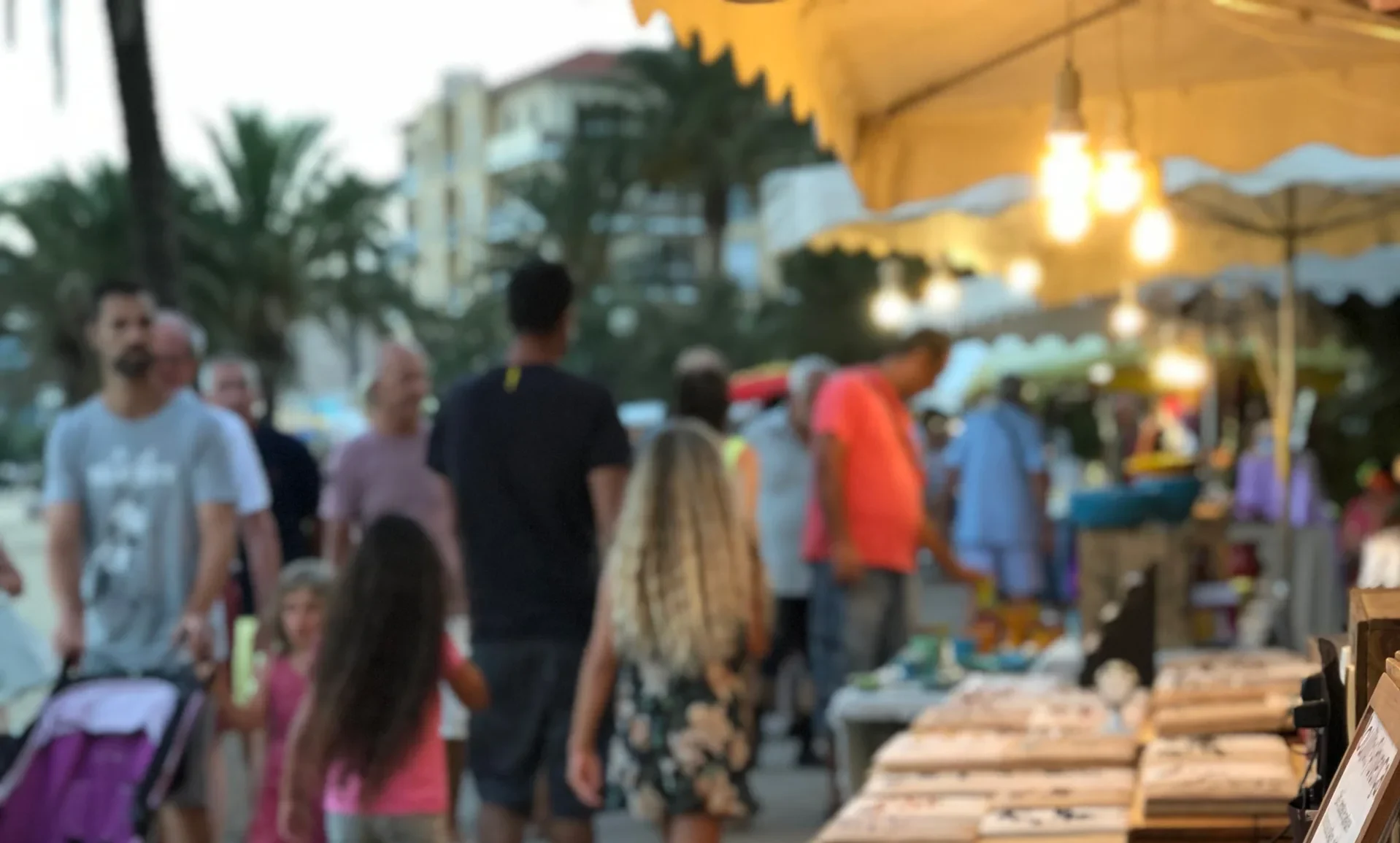 De nachtelijke ambachtsmarkt van Le Lavandou