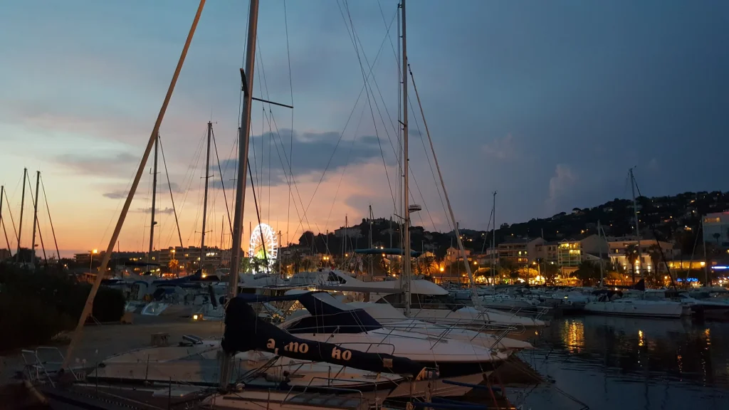 Hafen von Lavandou bei Nacht