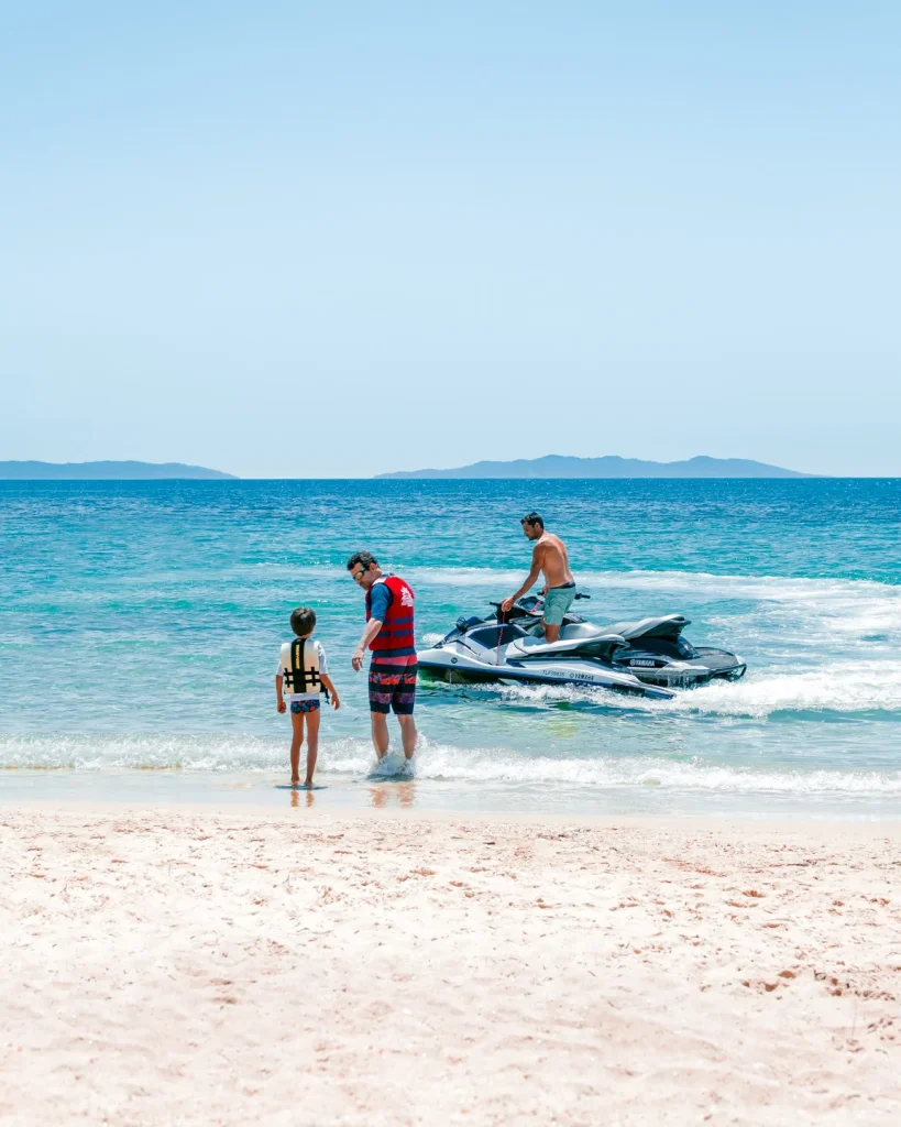 Vater und Sohn fahren Jetski