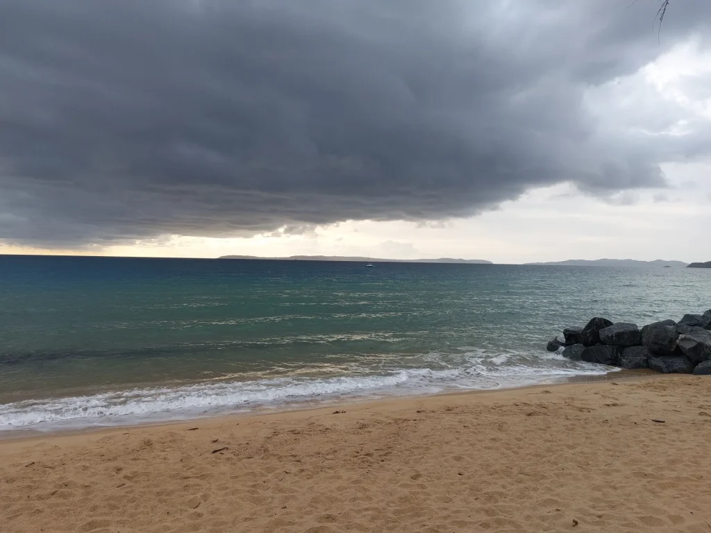 Mar bajo las nubes