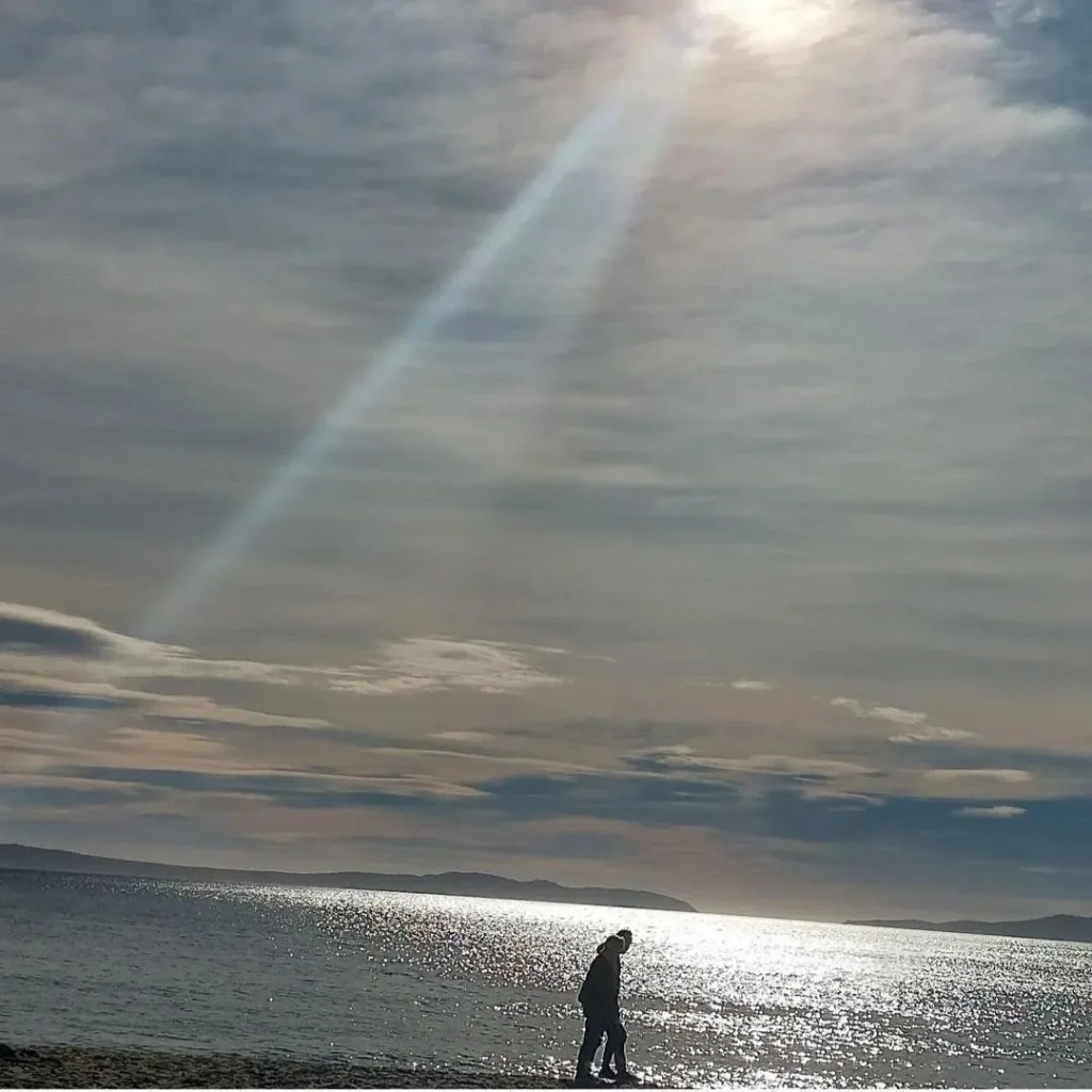 Couple promenant près de la mer