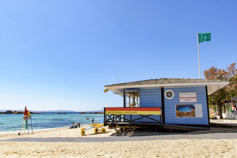 EHBO-post op het strand van Saint Clair