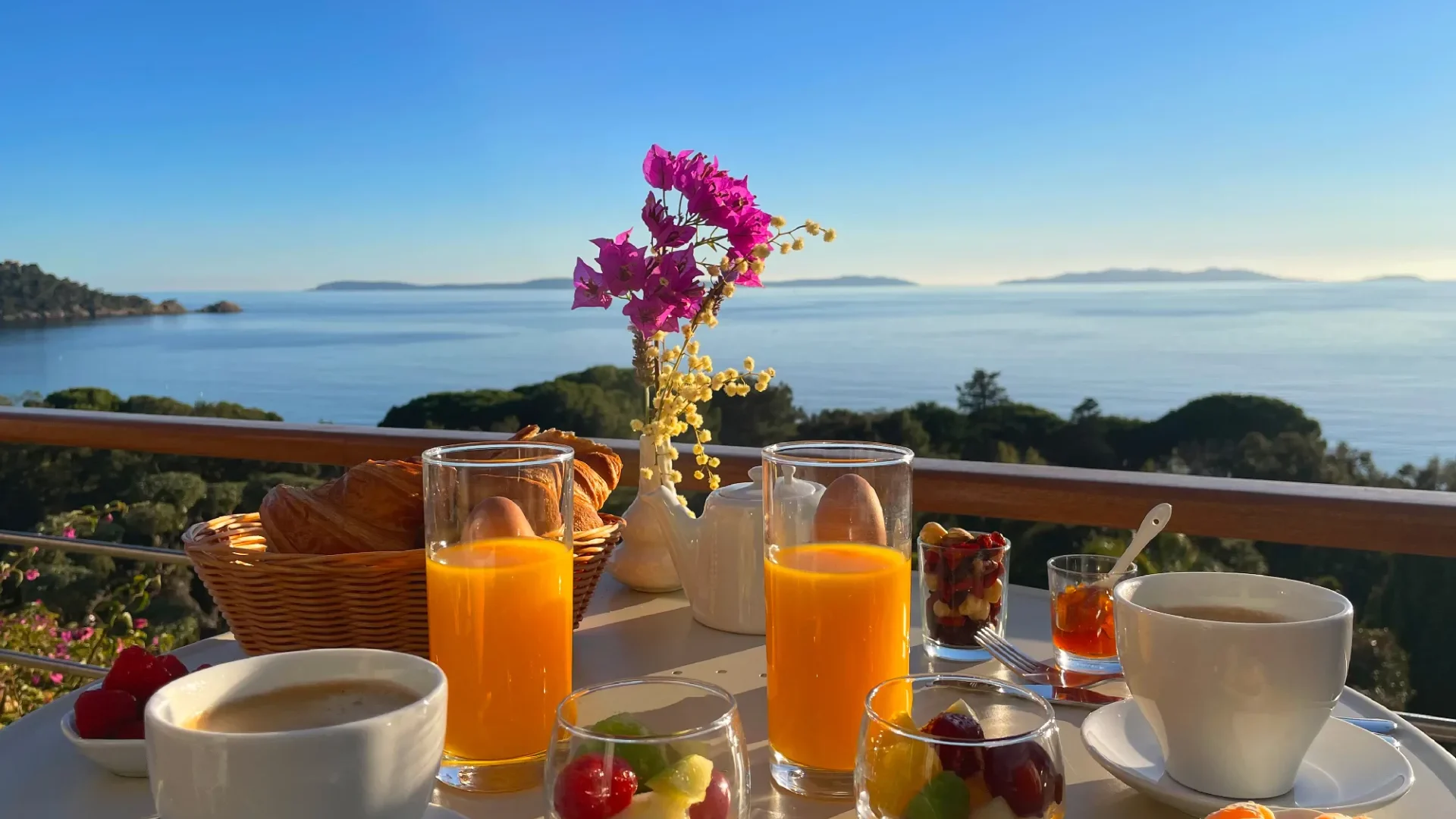 Petit déjeuner location hôtel Le Lavandou