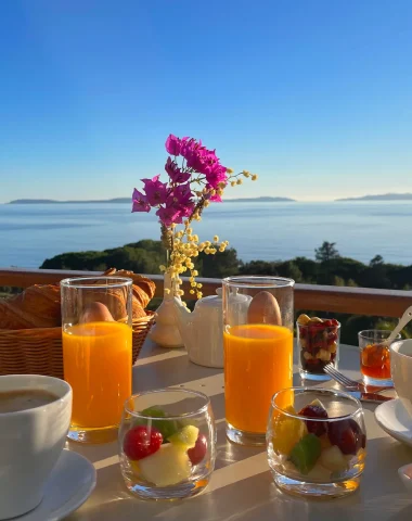 Petit déjeuner location hôtel Le Lavandou