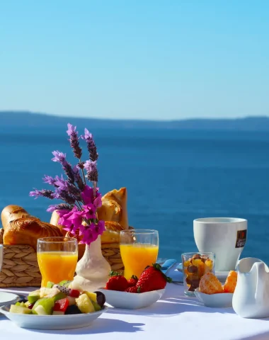 Le Lavandou hotel rental breakfast