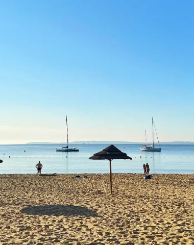 Het strand in het stadscentrum van Lavandou